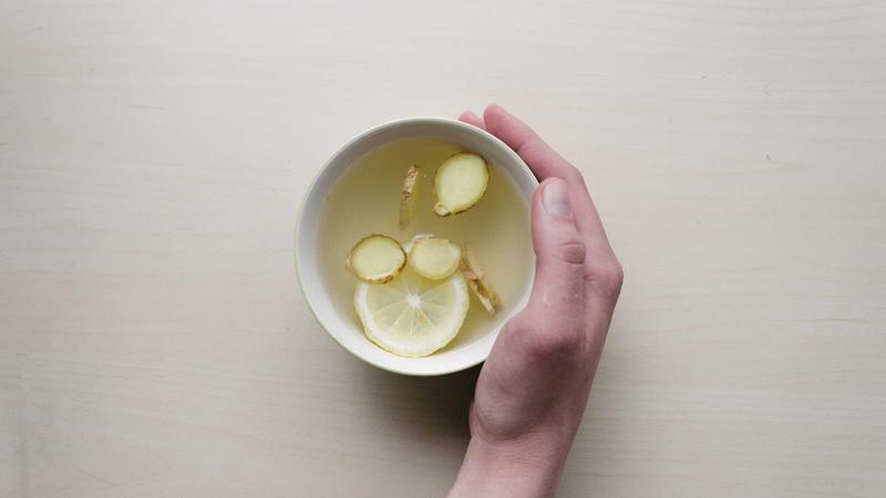 海角岩石延伸入海，潮起潮落之间尽显无界精神